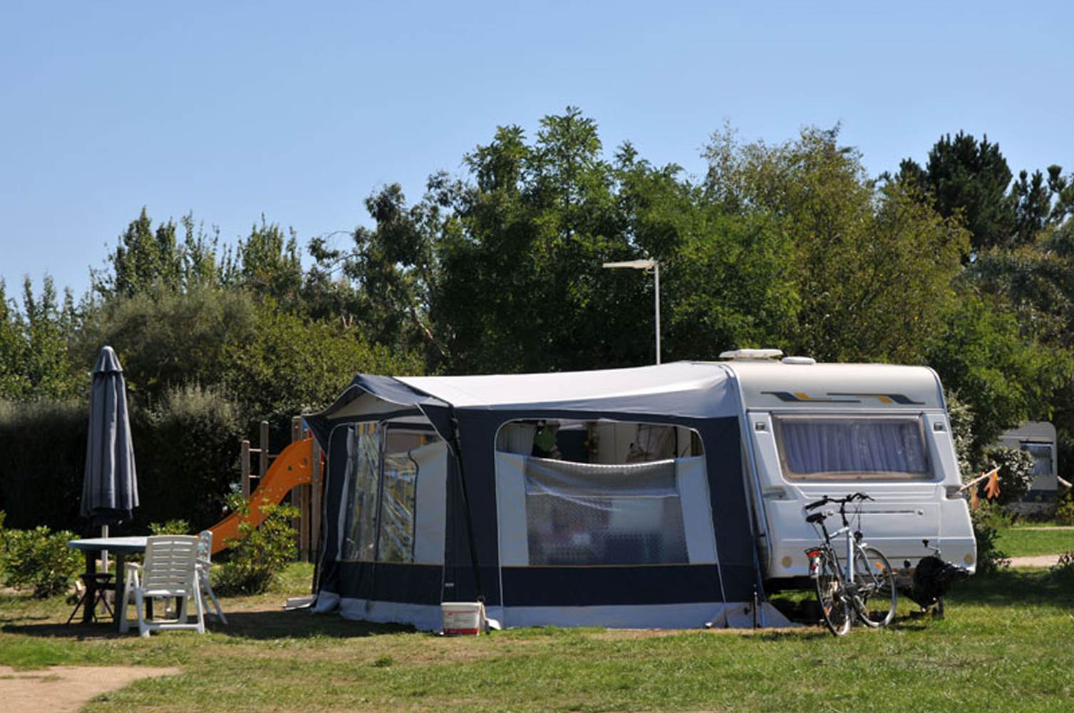 Emplacement nu pour tentes caravanes et camping-cars ©